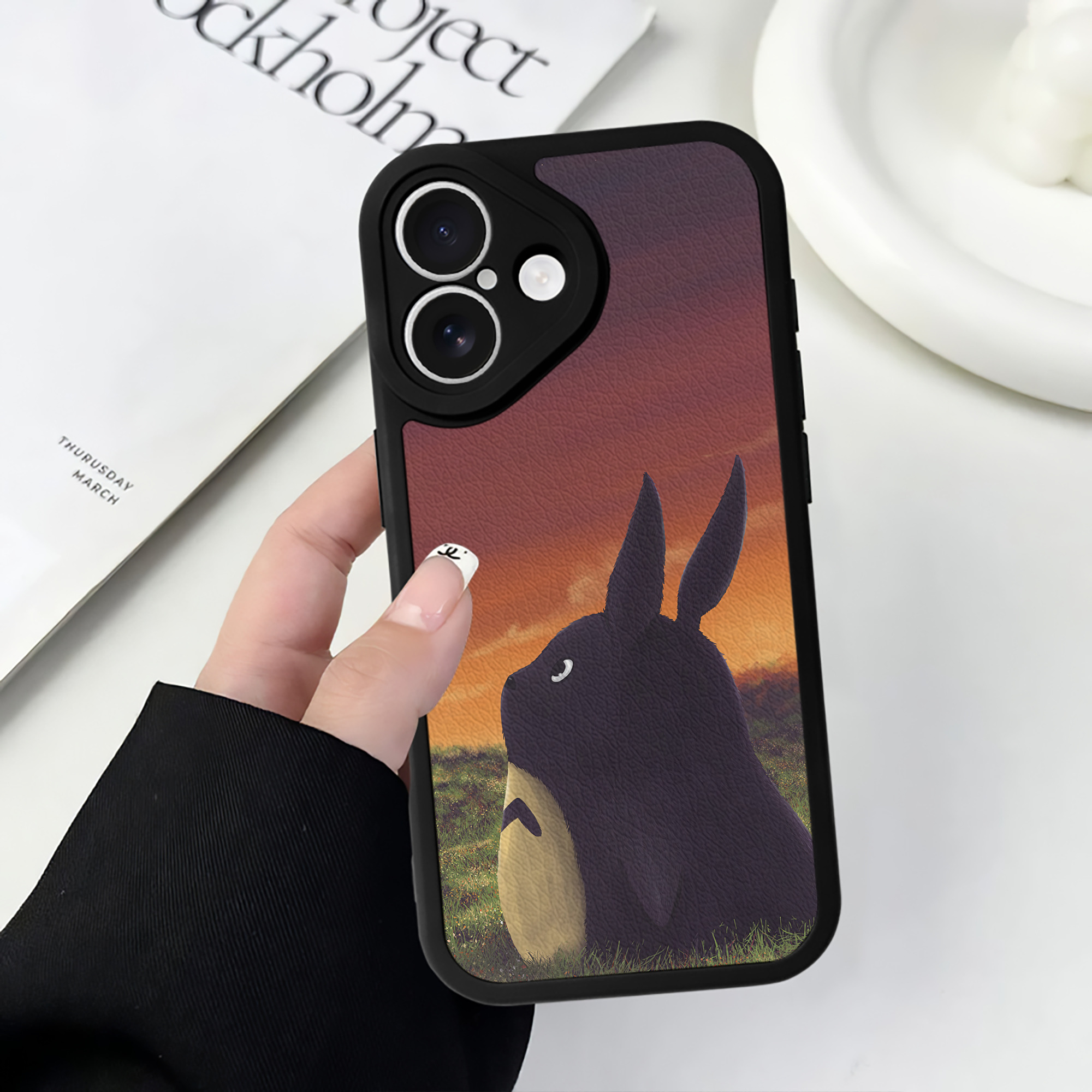 （画像用） となりのトトロ 草壁メイ 草壁サツキ My Neighbor Totoro Satsuki Kusakabe Mei Kusakabe 【iPhone 16シリーズ対応】シリコンスマホケース（レザー調） 材質：シリコン